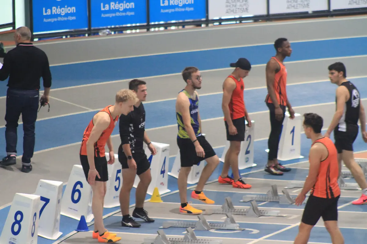 Jeunes hommes en tenu de sport (athlétisme)
