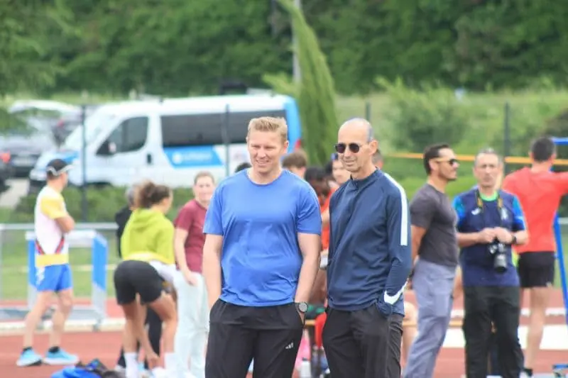 Deux hommes entrain de discuter.
