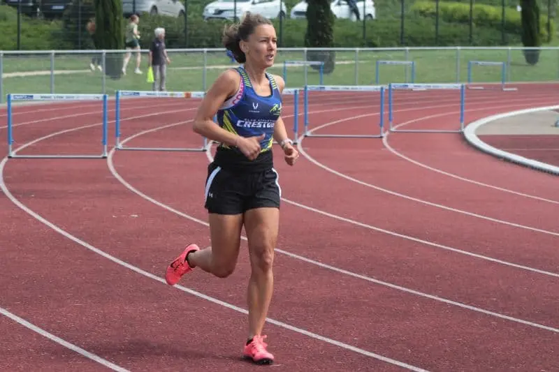 Femme en tenu d'athlétisme entrain de courir