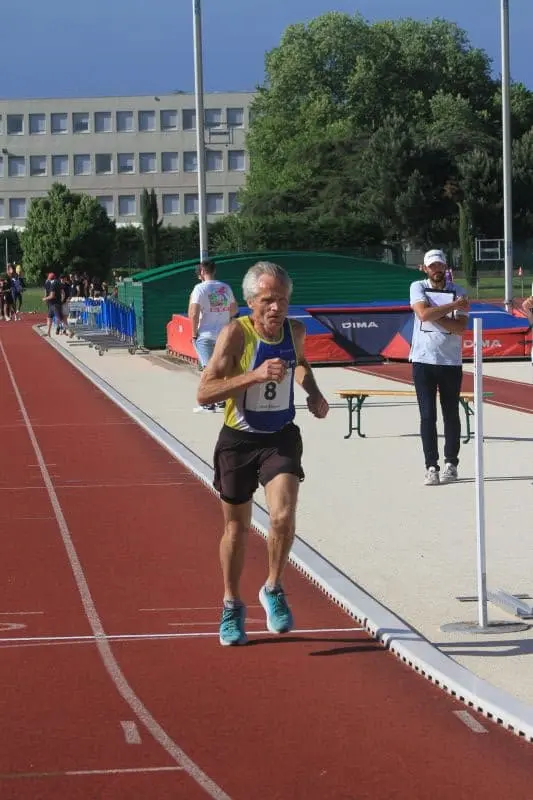 Homme qui court de face (athlétisme)