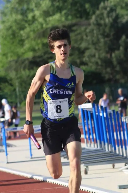 Jeune homme qui saute (athlétisme).