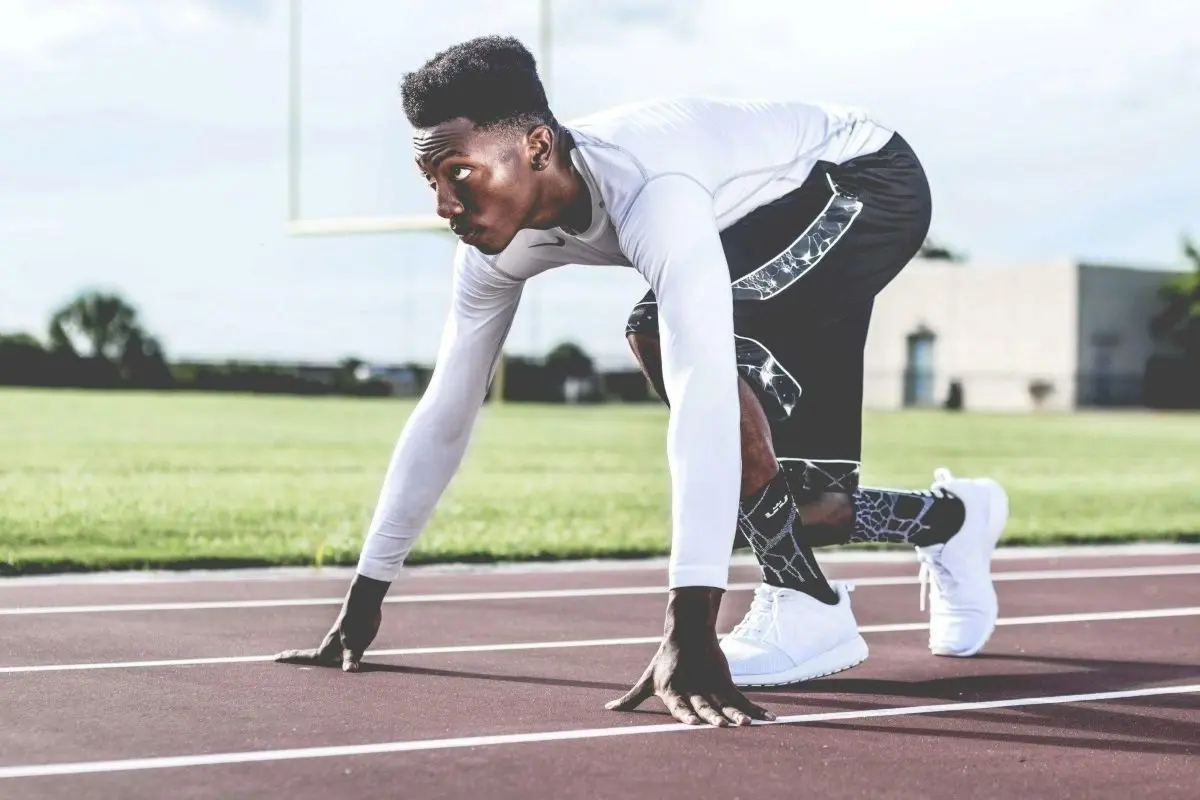 Bannière d'un homme en position de start (athlétisme)