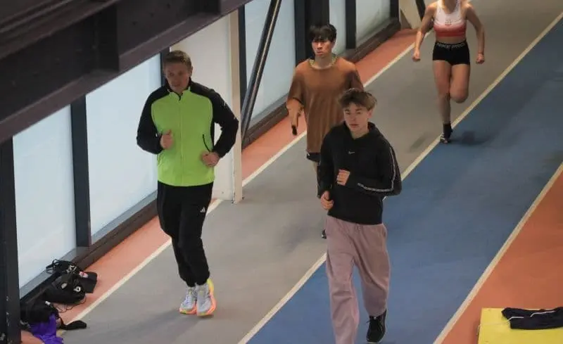 Trois hommes sont entrain de courir (athlétisme)
